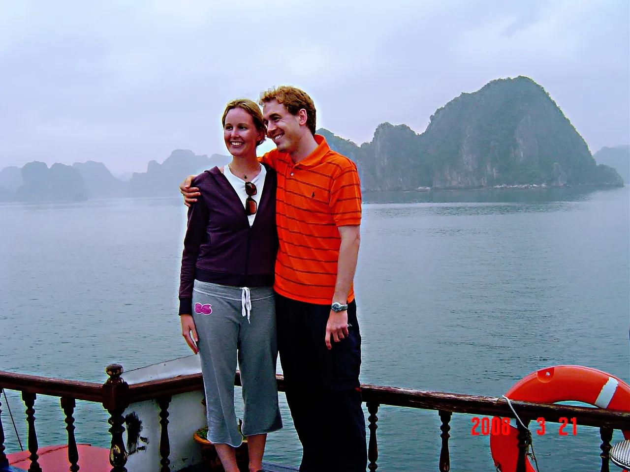 和欧美游客同船参加下龙湾一日游