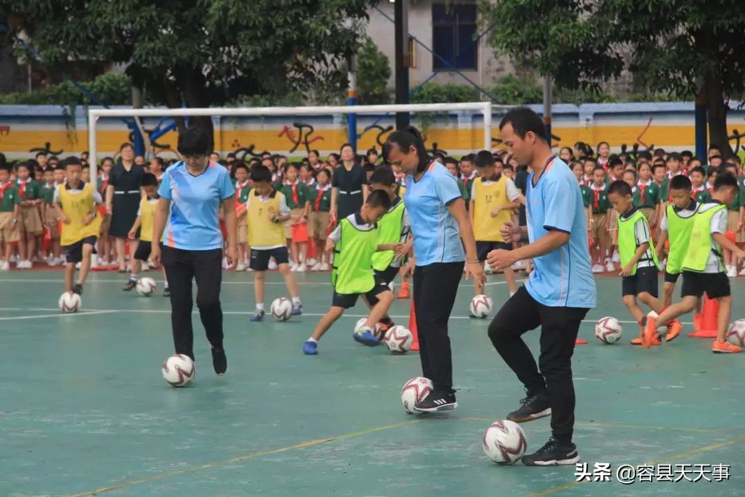 3000多名师生传递国旗为祖国庆生,万名师生用歌声庆祝祖国华诞