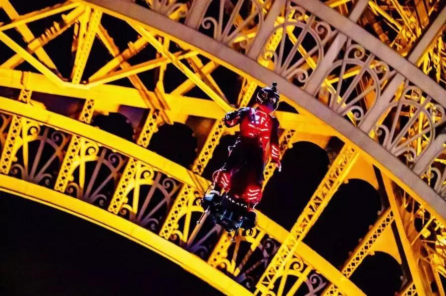 让小李子、迪拜土豪疯狂迷恋的法国钢铁侠，踩滑板飞越英吉利海峡