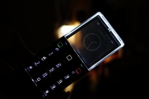 最保值的直面屏手机,首款透明屏手机