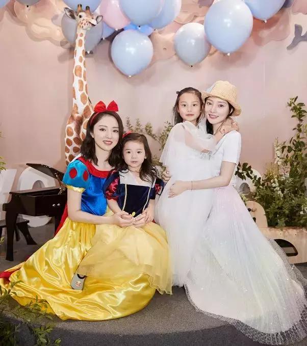 李小璐离婚后首次晒与贾乃亮合照,李小璐陪甜馨游玩疑和贾乃亮同行