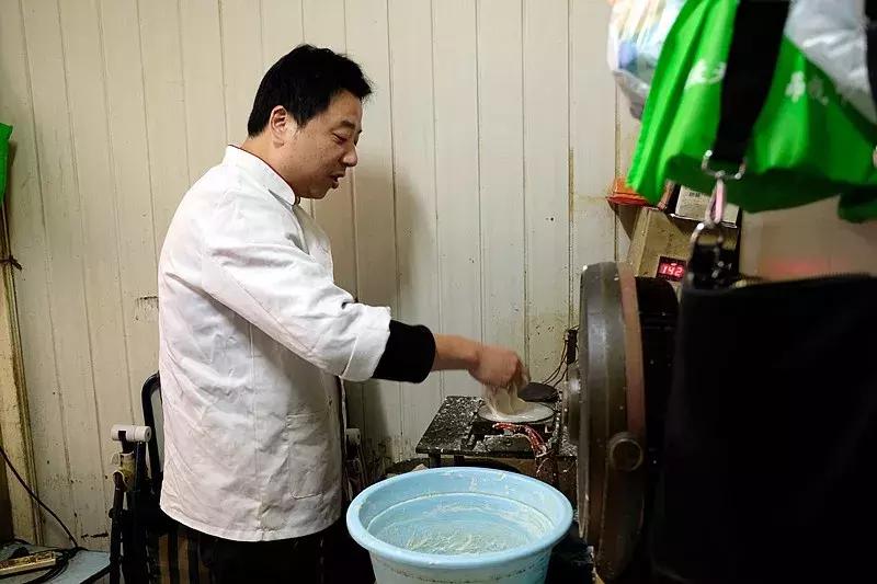 两百年呼童街，一百米烟火路，尝尝这里的美食吧