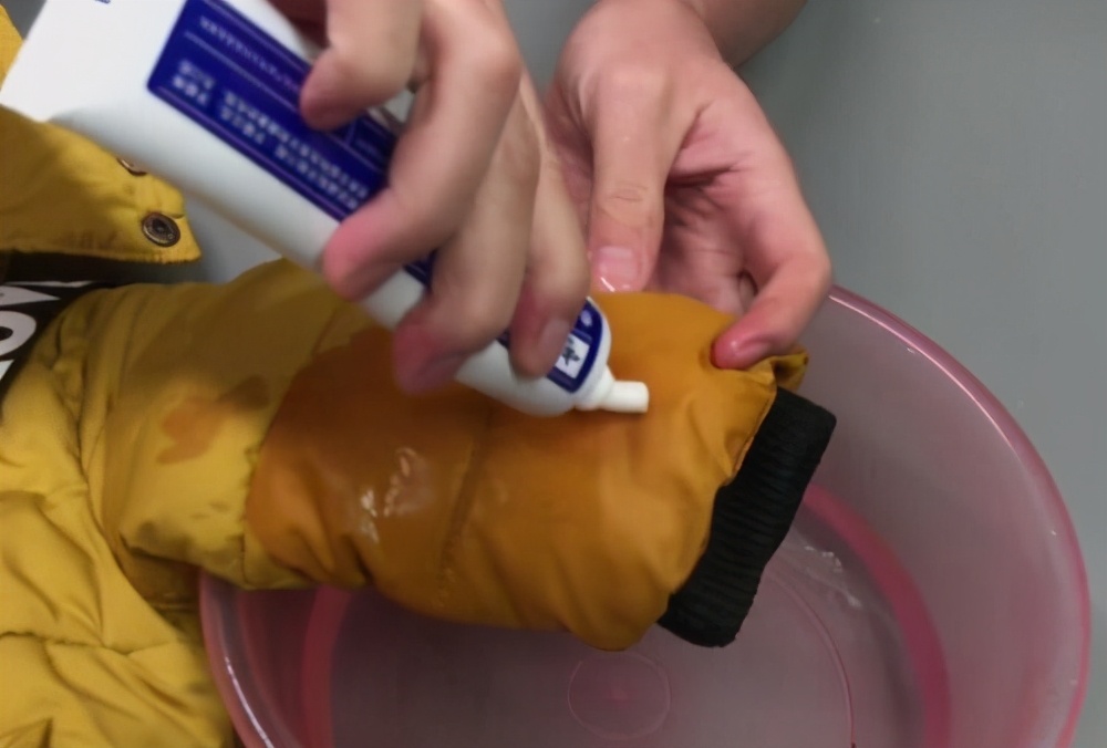 安踏羽绒马甲上的油渍怎么去除掉,羽绒马甲胸前溅满油渍怎么清洗