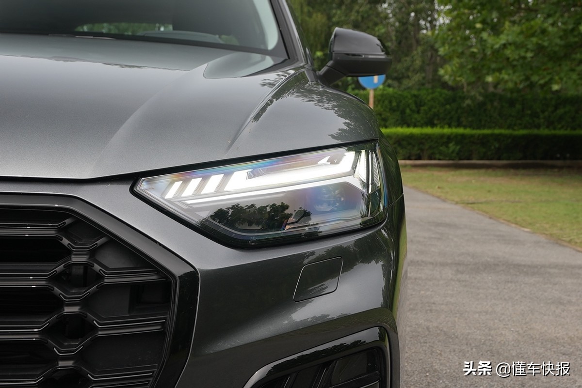 奥迪q5l2022款试驾视频第一视角,2023款奥迪q5时尚致雅黑白色对比