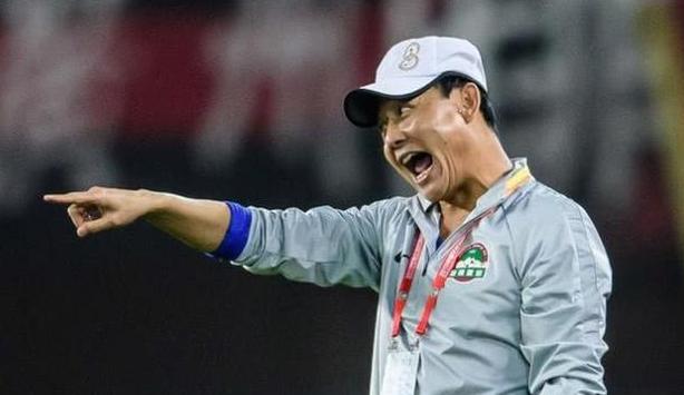 恒大变天了！靠主场昏哨勉强战平河南建业太丢人，郑智暂代主帅