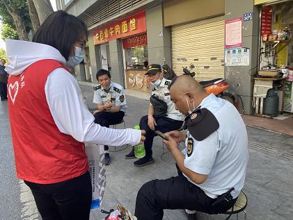 夏日送清凉志愿者辛苦挥汗如雨,志愿者为高考一线工作者送清凉