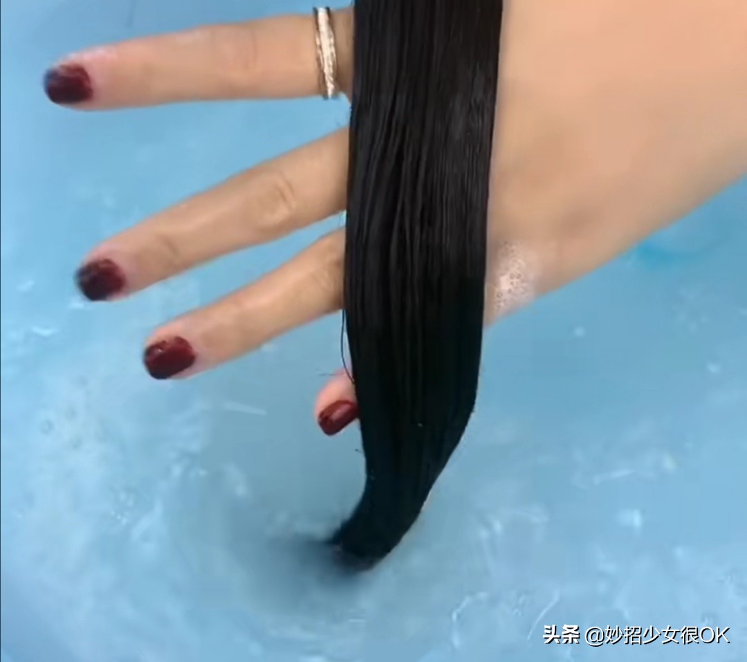 口香糖不小心粘在头发上的小妙招,小孩头发上粘了口香糖怎么去除