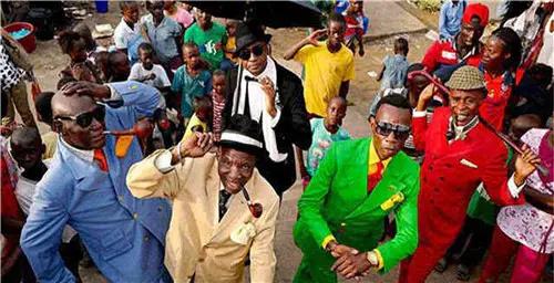 一个虚荣的非洲国家,人人穿名牌像老板一样,实际却住在茅草屋里