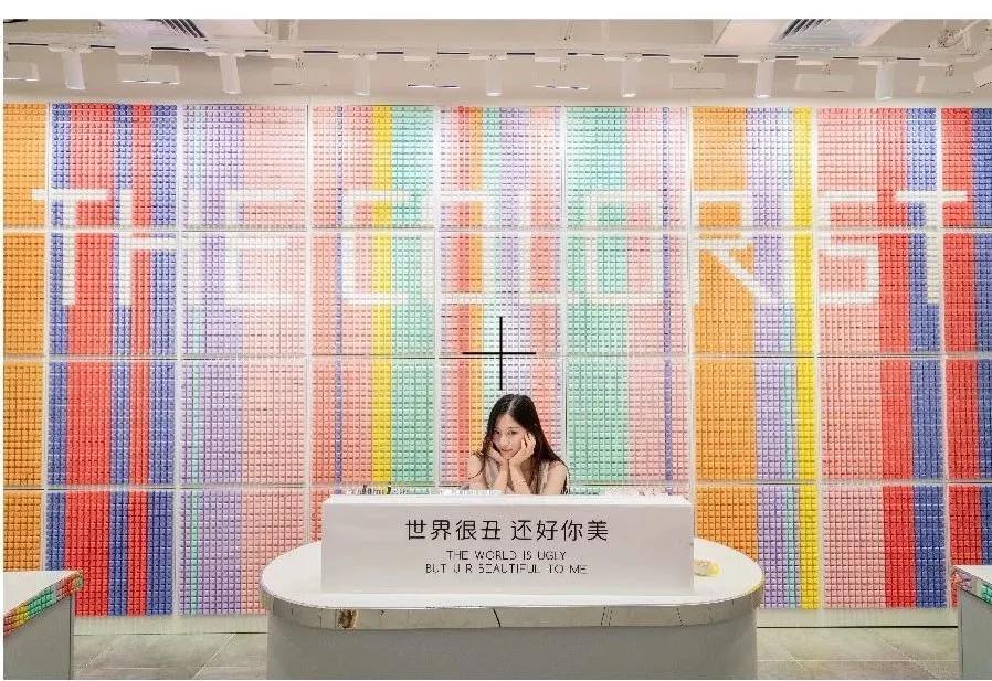 店播+快时尚+网红场景=业绩20万/店/天“调色师”这么玩不火才怪