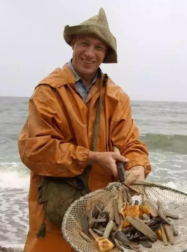 海滩捡蜜蜡,海边捡蜜蜡的利润