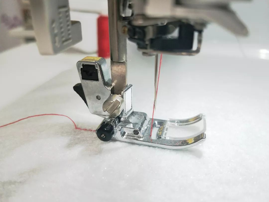 多功能缝纫机扣眼压脚的使用方法,兄弟gs2700扣眼压脚使用教程