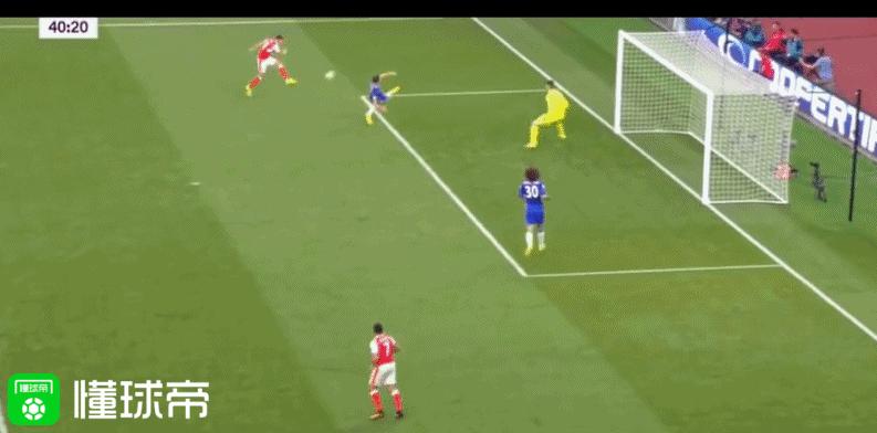 老球迷在球场,老球迷踢足球