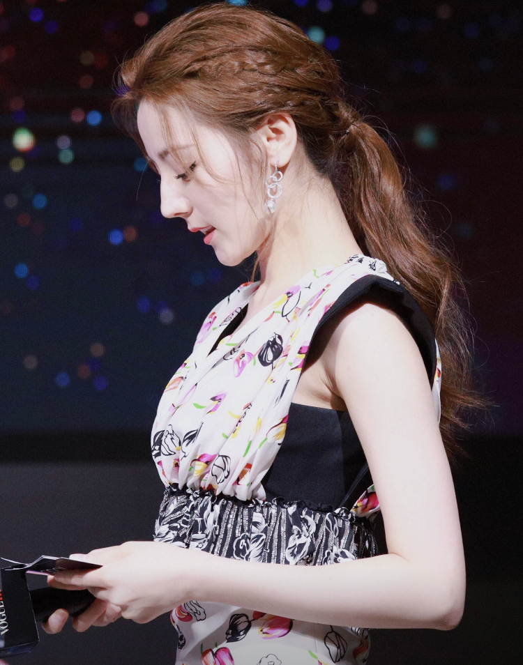 岳云鹏评价迪丽热巴长相,岳云鹏说还是迪丽热巴好看