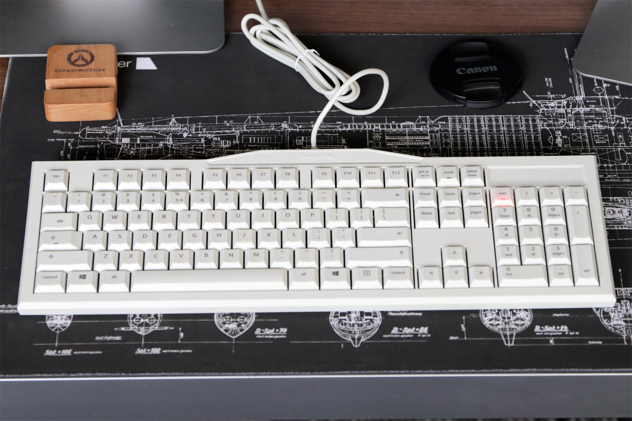 手感比较类似薄膜键盘的机械键盘,像薄膜键盘的机械键盘