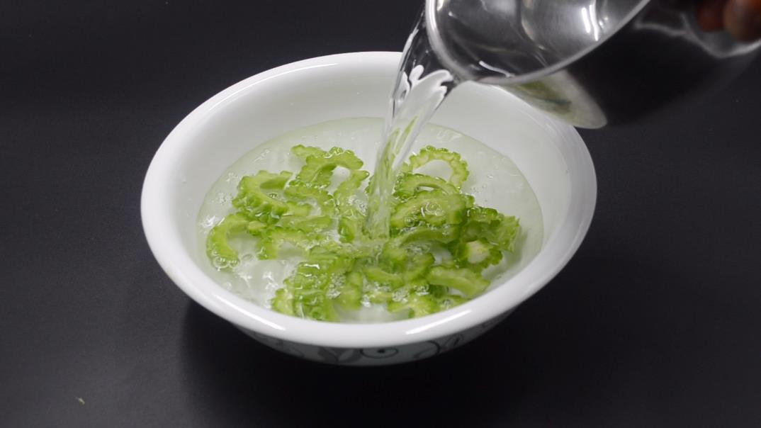 苦瓜太苦了教你一招快速去除苦味,苦瓜太苦怎样去除黄瓜的苦味