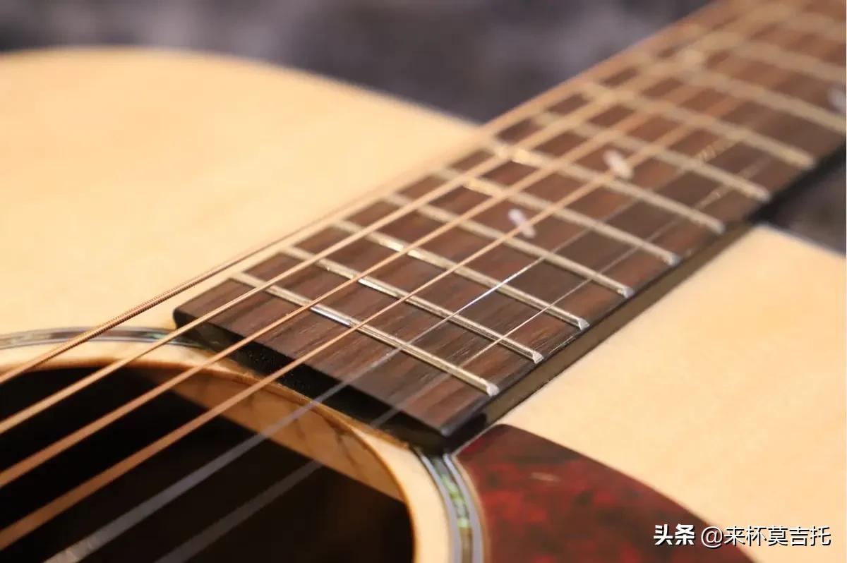 新手2000块左右吉他推荐,新手200元入门吉他推荐