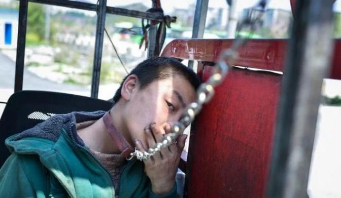 铁笼里的自闭症儿童,铁笼里的生活