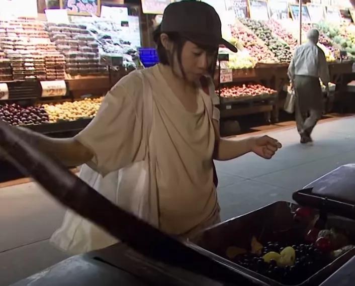 20年穿旧衣，垃圾桶捡食物，纽约女孩省出一套房：有钱，我就不花