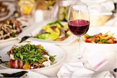 红酒搭配什么食物绝配,红酒可以搭配的美食