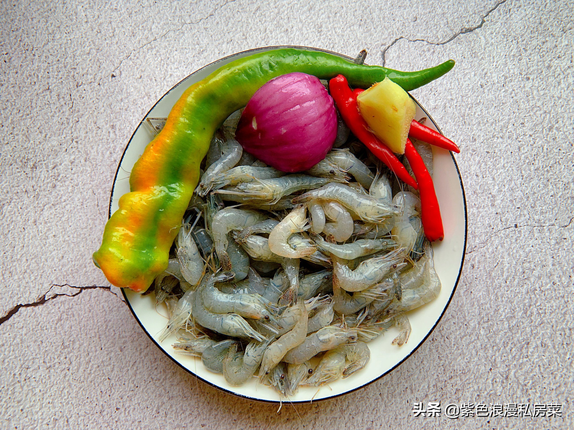 干炸小河虾金黄酥脆好吃又补钙,吃小河虾补钙是连皮一起吃吗