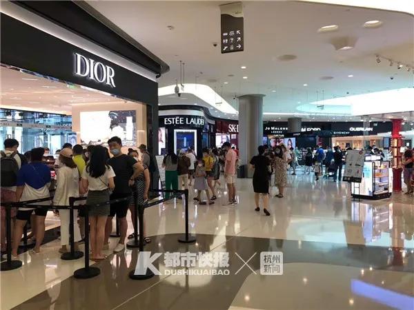 每年每人10万免税购物额度！杭州小伙去海南玩，机场免税店提货点十多个窗口排长长长队