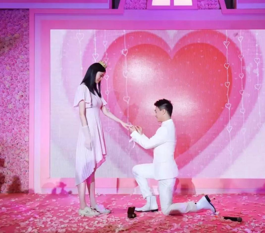 何猷君送的10克拉钻戒多少钱,何猷君求婚钻戒多少钱