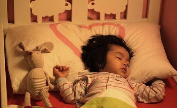 三岁孩子夜里还穿纸尿裤,4岁孩子夜里穿纸尿裤