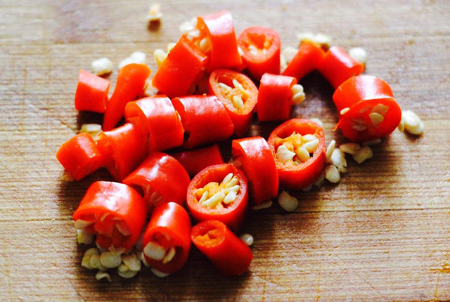 切了辣椒的手揉了眼睛辣怎么办,切了辣椒手很辣用清凉油有用吗