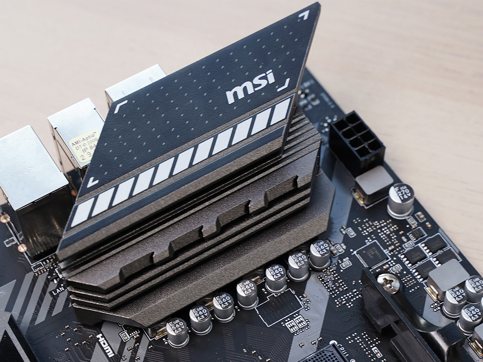 秀桌面：送老婆RGB全家桶PC，钱都花在光效上的感觉真棒