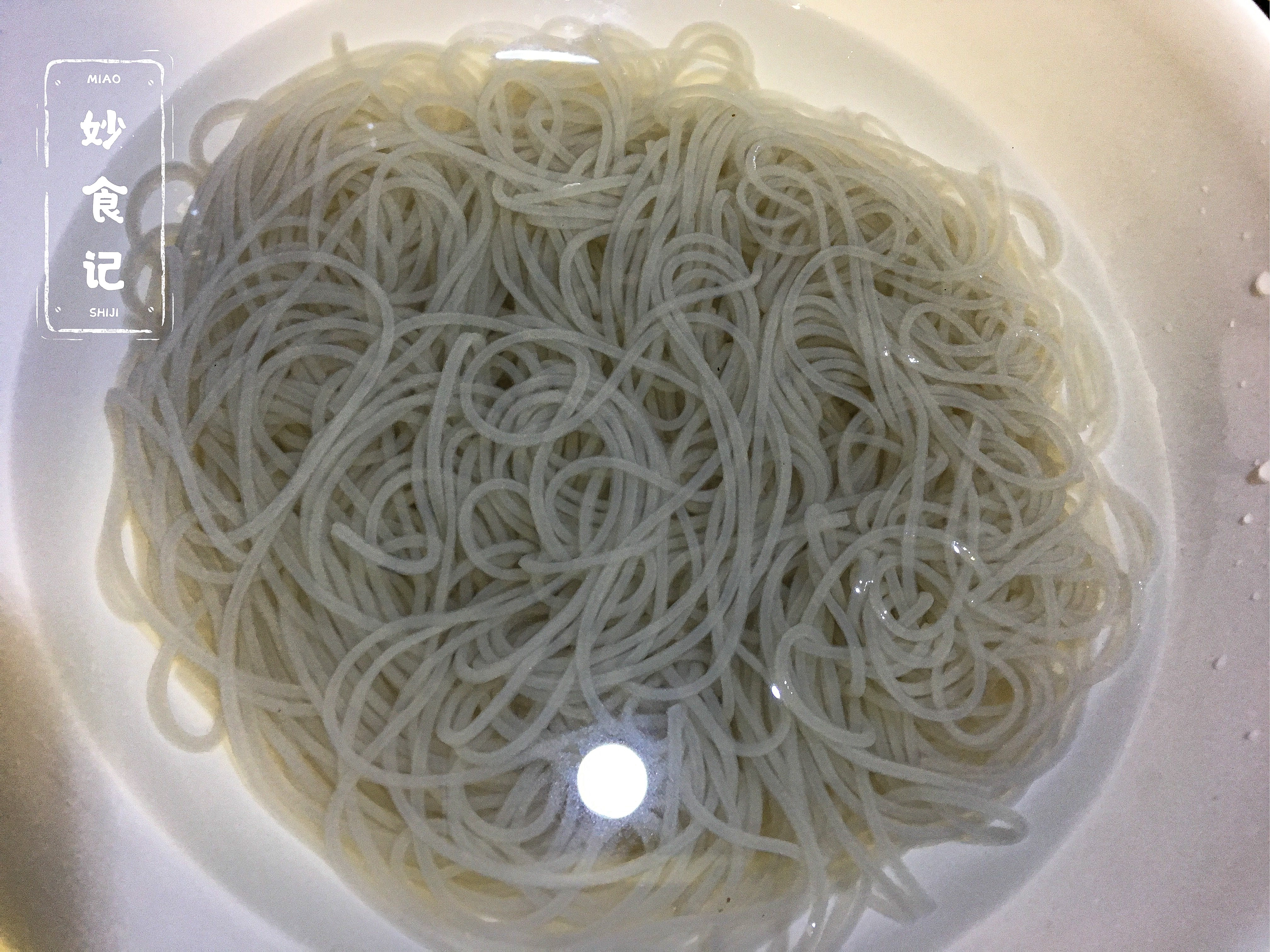 白象酸辣粉用冷水还是热水泡,自嗨锅酸辣粉上面加冷水还是热水