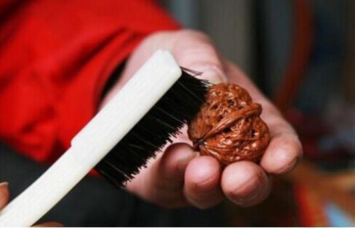 文玩核桃盘玩流程及注意事项,文玩核桃刚到手必须刷亮才能盘吗