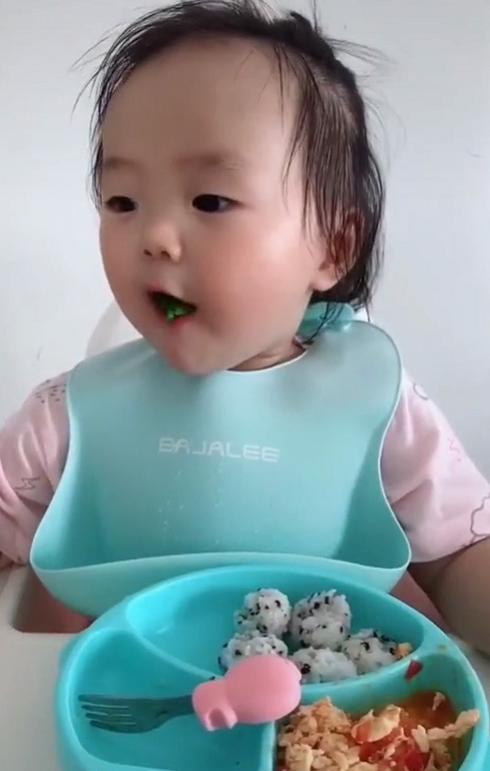 2岁宝宝每天吃饭都要喂好不好,2岁宝宝每餐只吃一点点饭