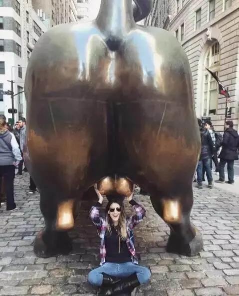 美国华尔街一雕像：超受女游客欢迎，合照时雕像被摸到发光！