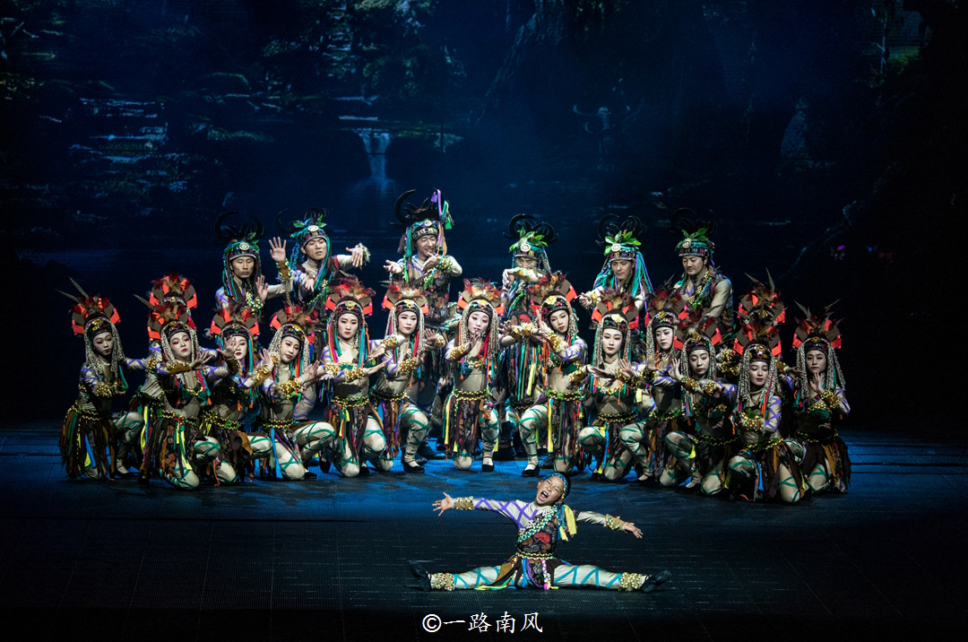 美女介绍丽江千古情景区,丽江千古情景区人多吗