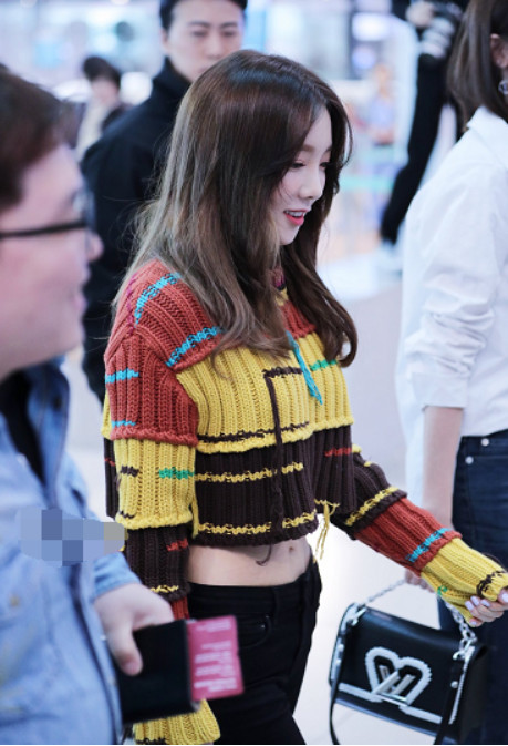 金泰妍白t牛仔裤,金泰妍背带裤