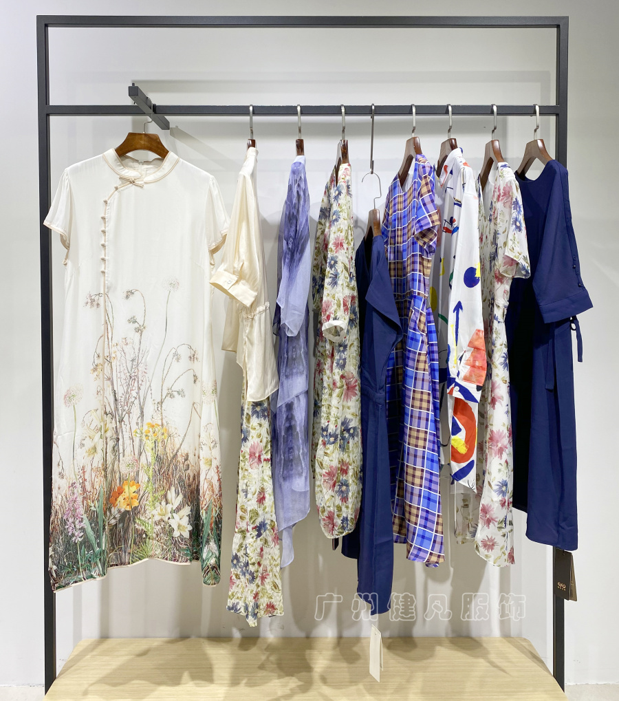 新手开女装店如何寻找货源,品牌女装折扣店怎样选货源