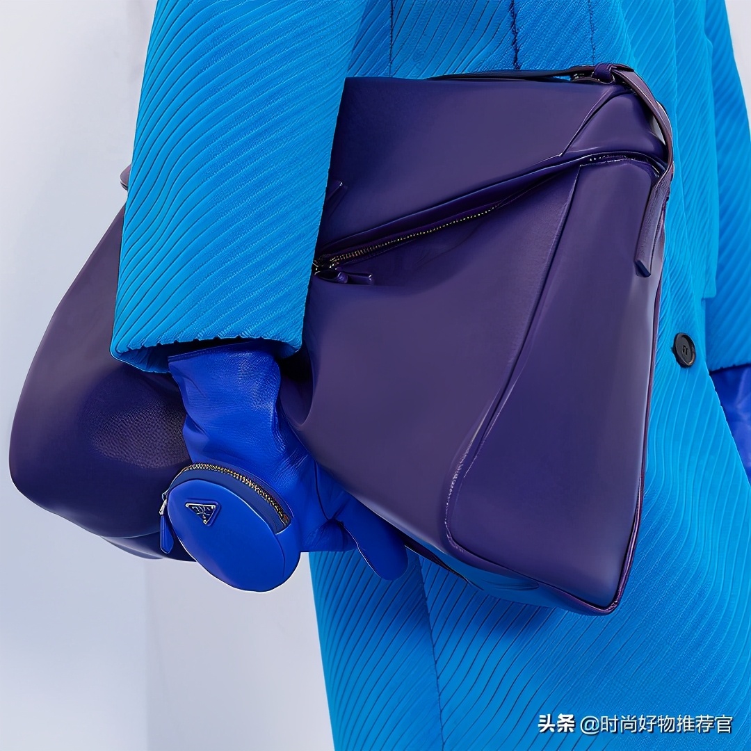 prada绗缝尼龙男士包,prada徽标印花帆布包