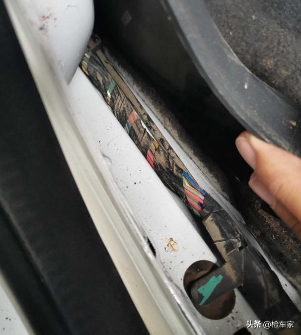 4万多的名爵锐腾买来糟心，拆开饰板车主叫出声，底盘装甲白喷了