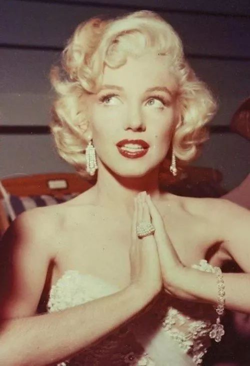 落入凡间的性感天使，36岁香消玉殒