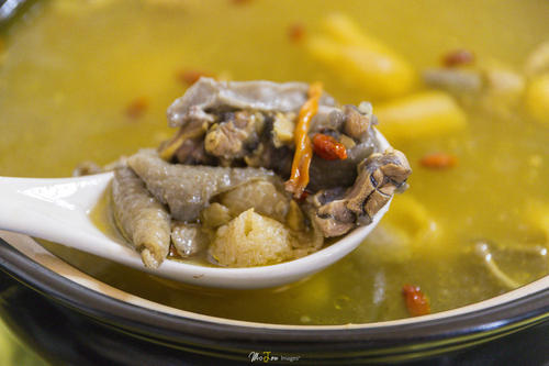 黑猪肉比普通猪肉好吗,黑肉土鸡营养价值