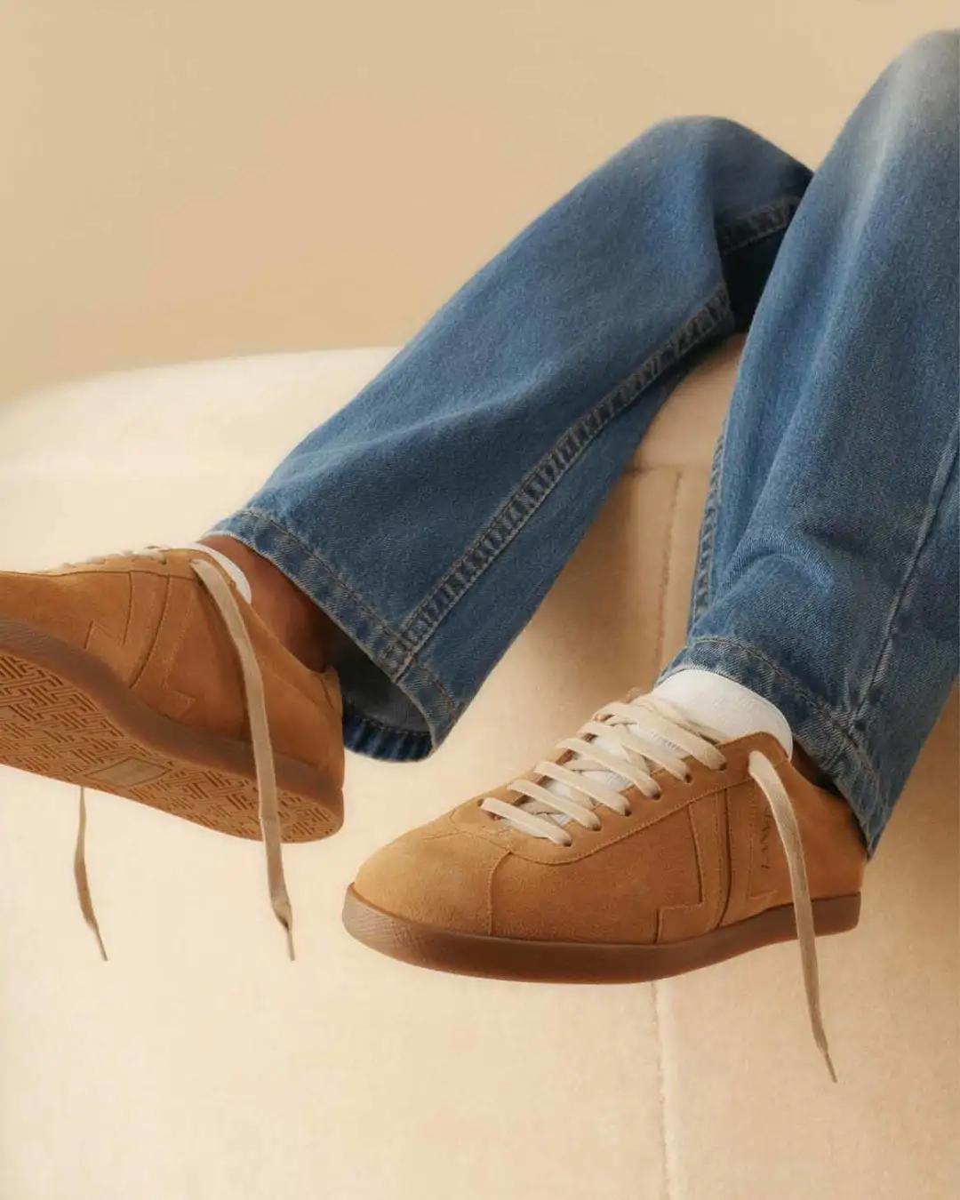 德训鞋奶油蓝白,白百何黑色德训鞋穿搭