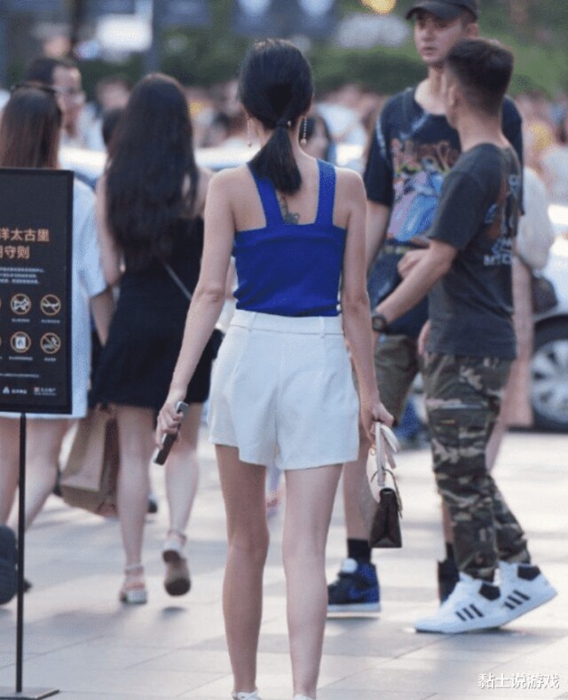 阿姨这个衣服很特别，一个布条非要用绳子吊着，有必要吗