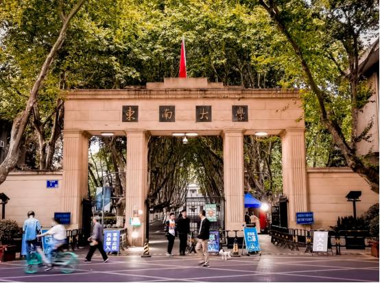 这所“魔法学校”火了!百年底蕴加持,走出200余位院士、多部影视剧来取景