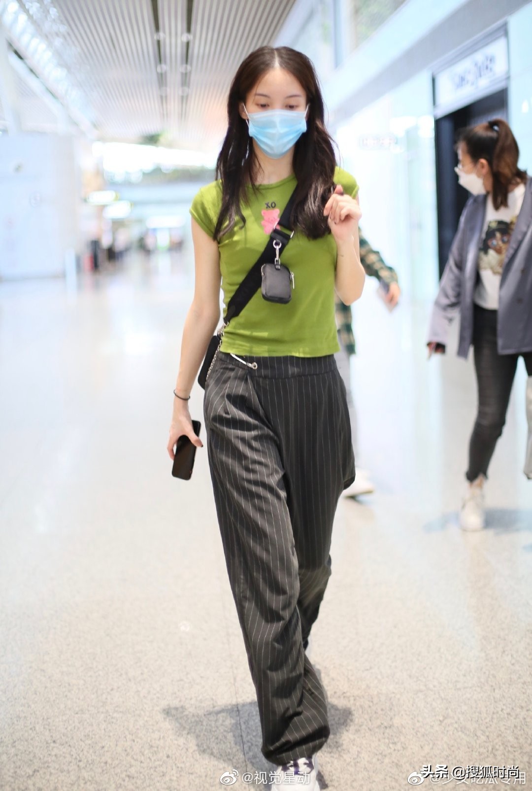 金晨红色吊带裙跳舞,金晨黑裙露背跳舞