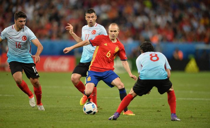 哪些球员左右脚特别均衡,左右脚均衡的现役前锋