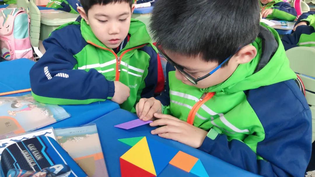 【寓教于乐】敕勒川绿地小学乌兰分校一年级开展​玩转七巧板趣味拼搭活动​