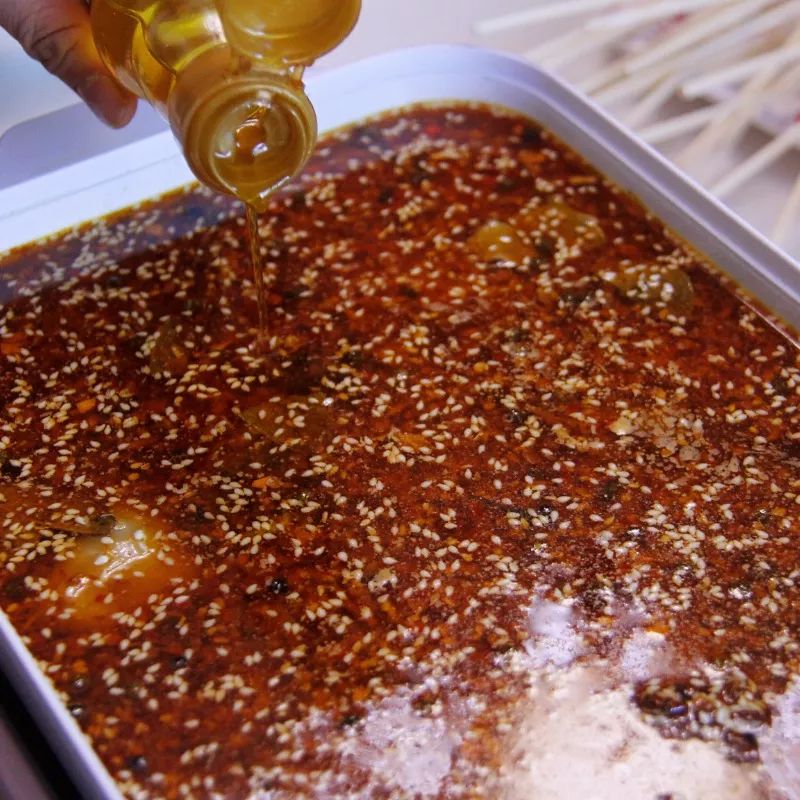 在家自制烧烤邻居家小孩都馋哭了,自己做辣条隔壁小孩都馋哭了