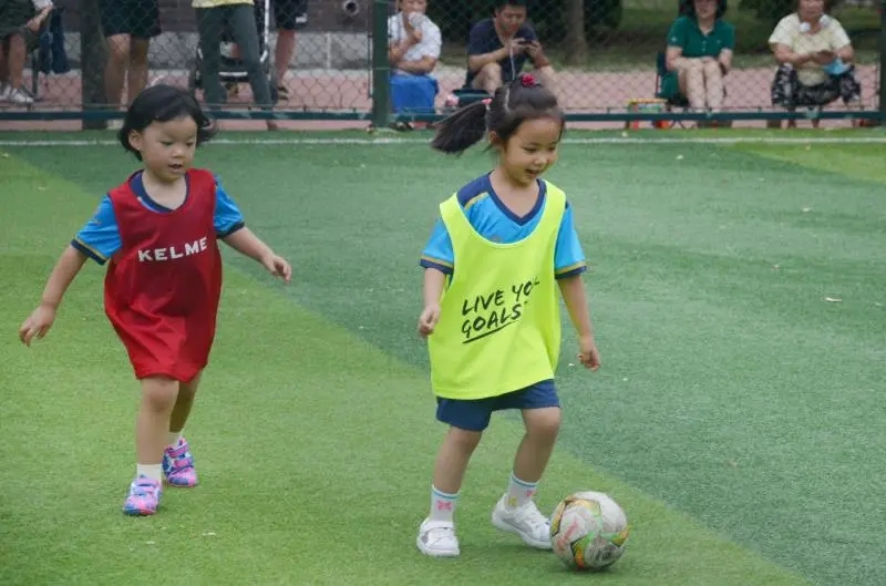 于根伟现在踢球,16岁少年和于根伟踢球