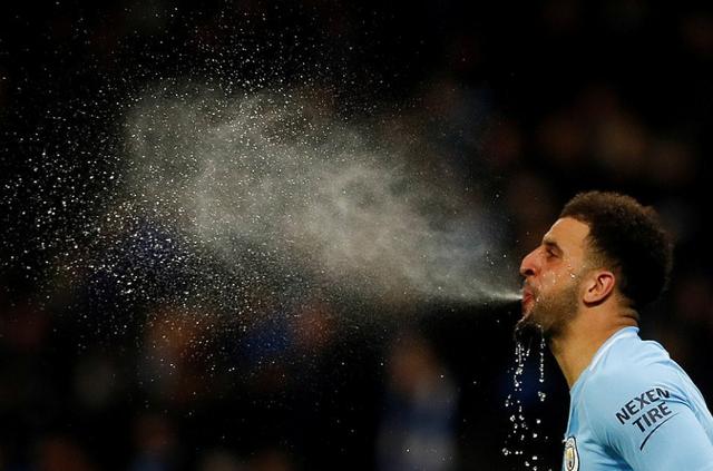 足球运动员为什么总瞬间胆怯,足球运动员如何喝水