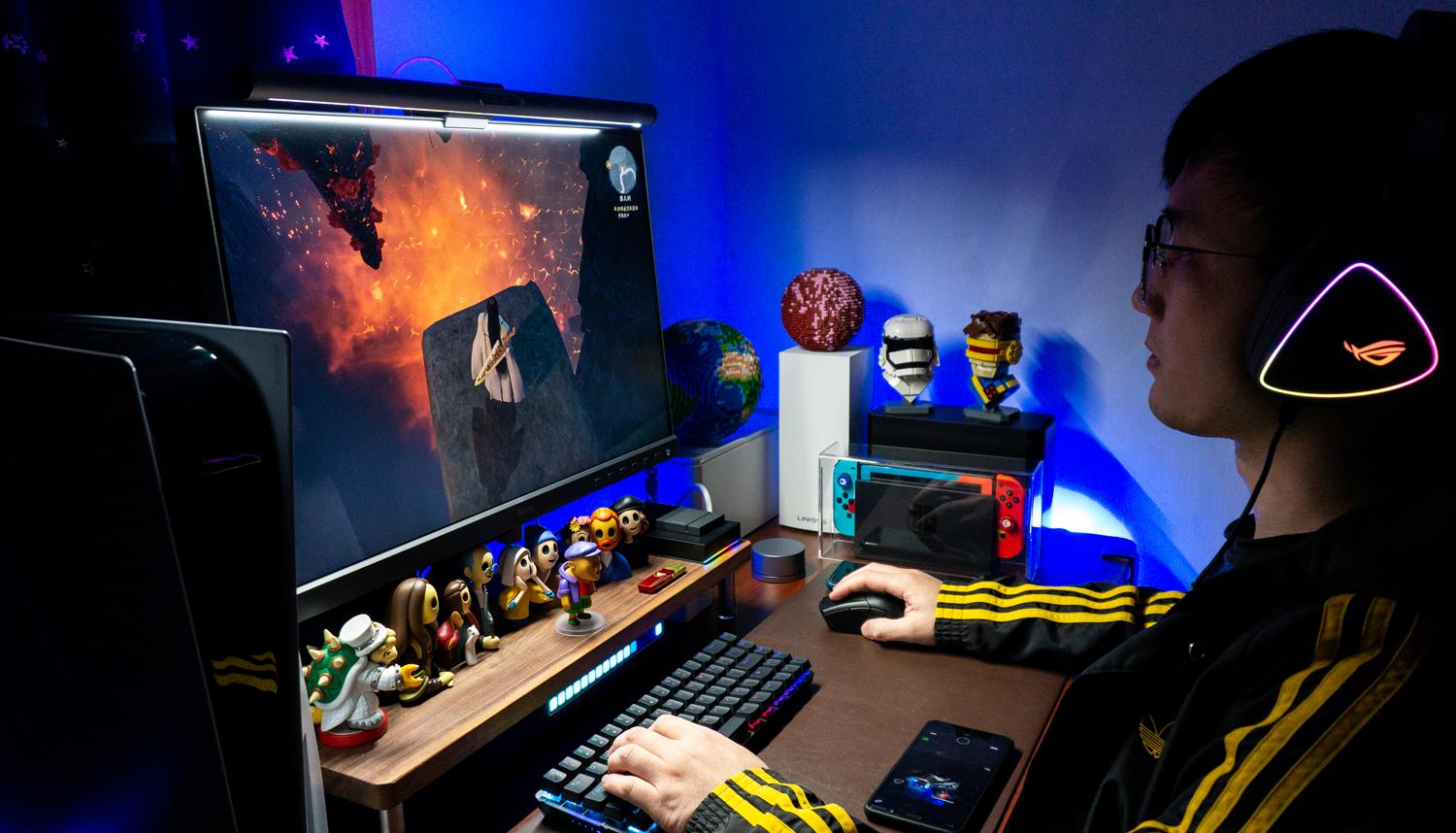 游戏宅的电脑桌面,游戏头戴式耳机rog棱镜s